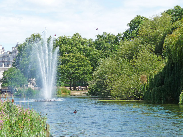 Fountain in lake, St James's Park,... © Christine Matthews cc-by-sa/2.0 ...