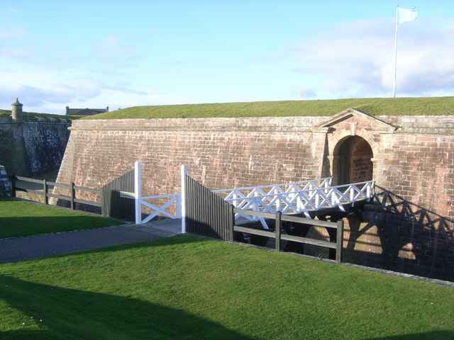 Fort George - Entrance © Nick Mutton 01329 000000 cc-by-sa/2.0 ...