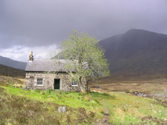 Coire Fionnaraich bothy © Russel Wills cc-by-sa/2.0 :: Geograph Britain ...