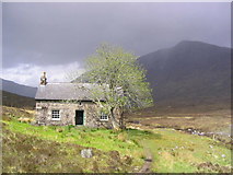 NG9447 : Coire Fionnaraich bothy by Russel Wills