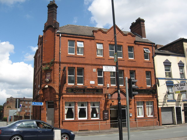 Ducie Bridge Public House, Corporation © Richard Rogerson Cc-by-sa 2 