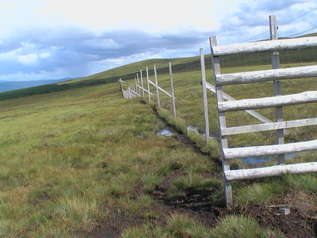 Fence line on north slopes of Beinn Ulbhaidh