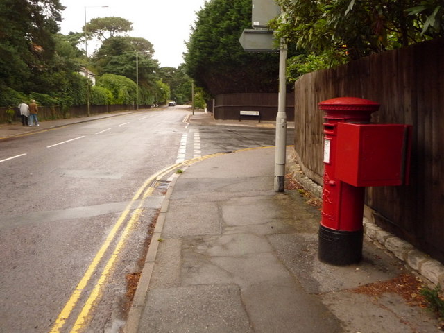 Canford Cliffs: postbox № BH13 196, Haven Road