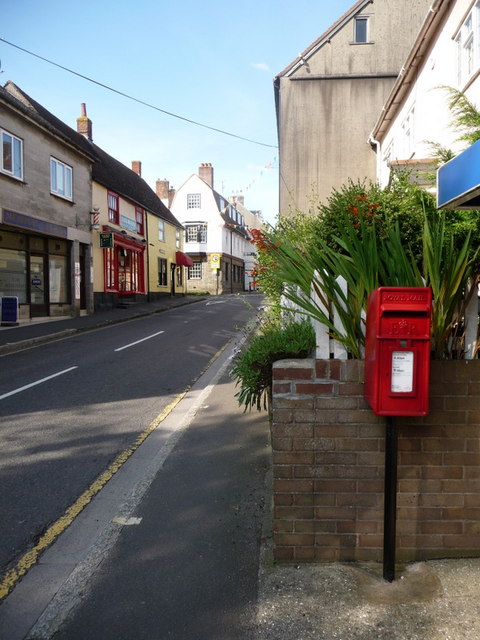 Sturminster Newton: postbox № DT10 175, Bridge Street