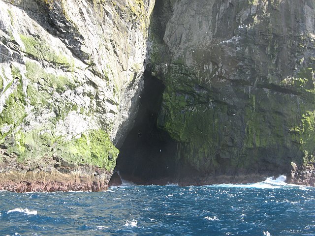 Geodha nan Tàirneanach © Richard Webb cc-by-sa/2.0 :: Geograph Britain ...