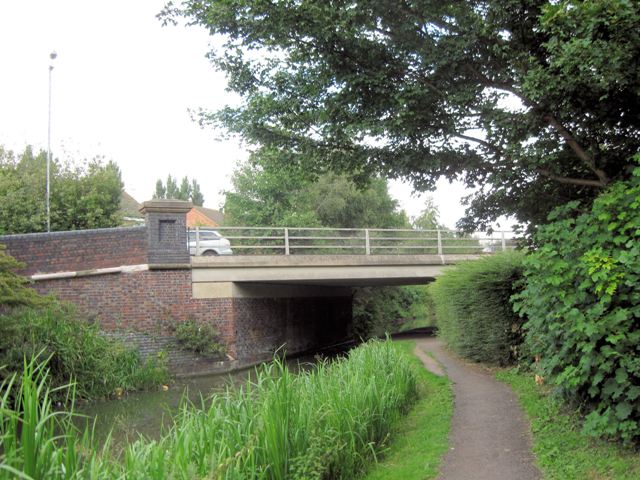 Aylesbury Arm: The High Street crosses the Canal (Bridge No 18)