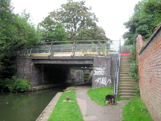 Aylesbury Arm: Park Street crosses the Canal (Bridge No 17)