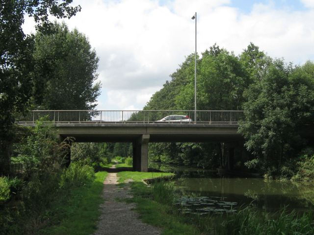 Aylesbury Arm: Oakfield Road crosses the Canal
