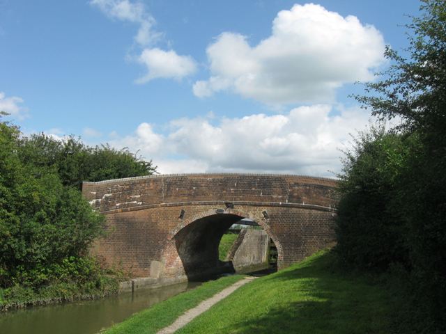 Aylesbury Arm: Broughton Lane crosses the Canal (Bridge No 15)