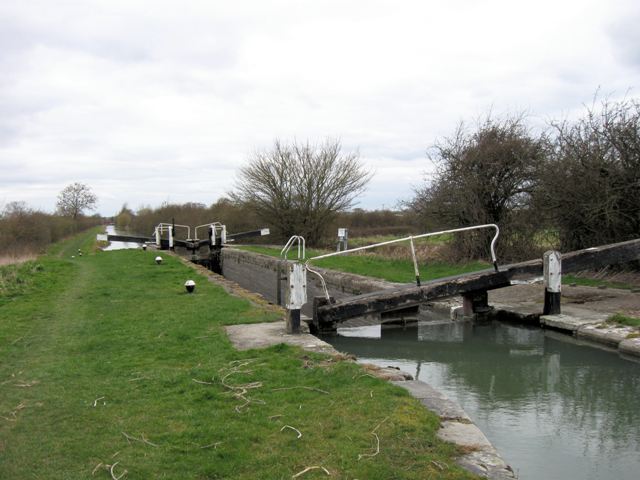 Aylesbury Arm: Buckland Lock (No 12)