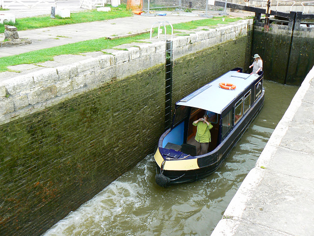 Canal boat on the way up the Kennet and Avon canal (3)