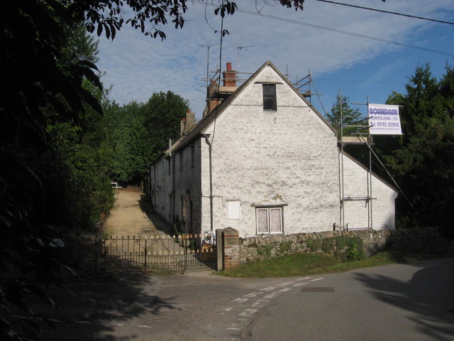 Cottages at bottom of Chapel Hill and Hunt's Hill, Blunsdon