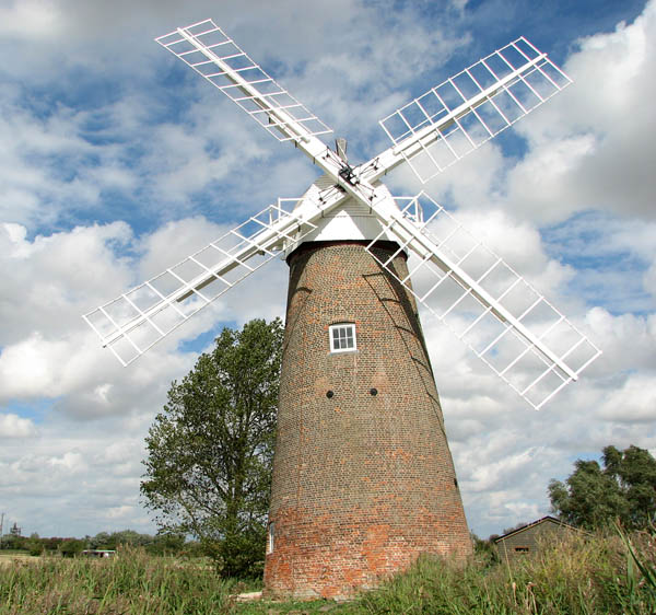 Hardley Mill with new cap, sails and... © Evelyn Simak cc-by-sa/2.0 ...