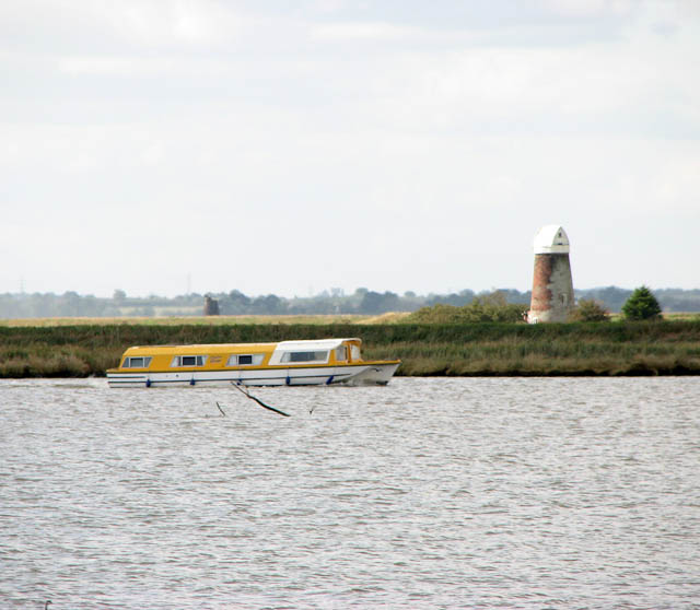 Boat travelling downstream on the River Waveney