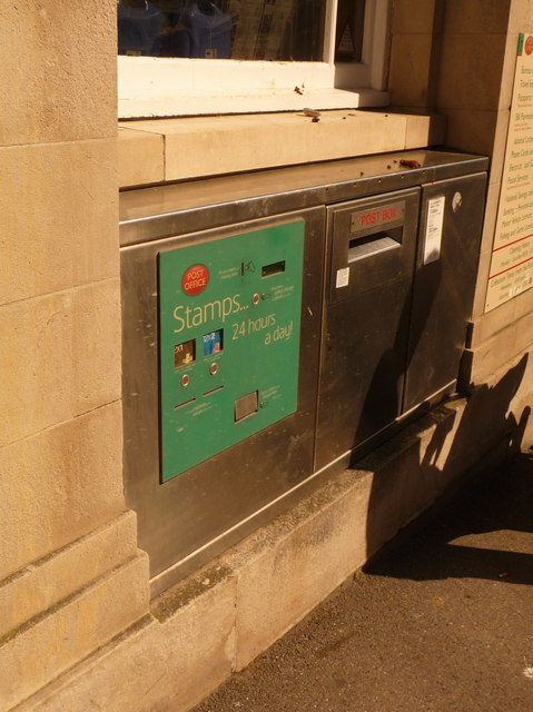 Lyme Regis: postbox № DT7 112, Broad Street