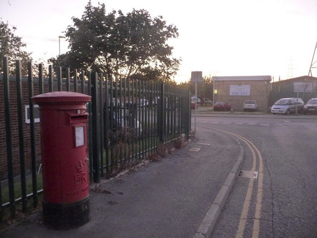 Fleetsbridge: postbox № BH17 319, Harwell Road