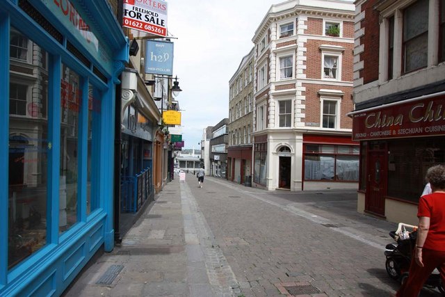 High Street, Gravesend © John Salmon cc-by-sa/2.0 :: Geograph Britain ...