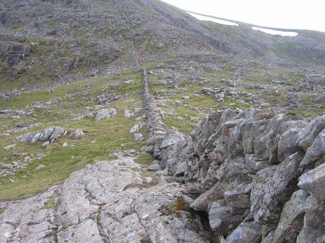 Wall on the coll between Cona Mheall and Beinn Dearg