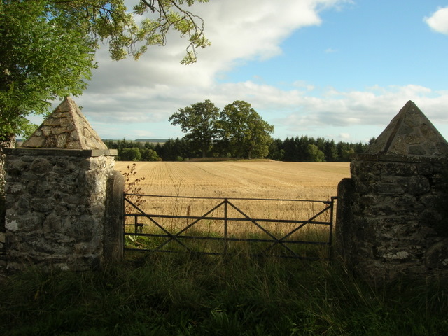 Gate and gate pillars, Foulis Castle