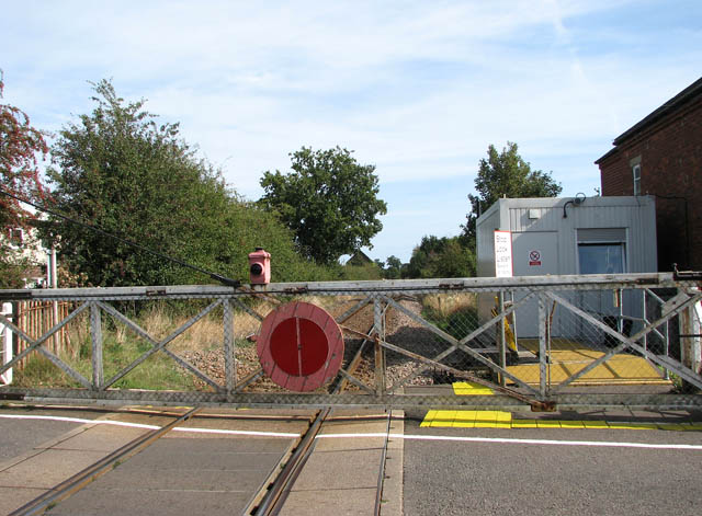 Crossing gate and signal box on Chapel Road