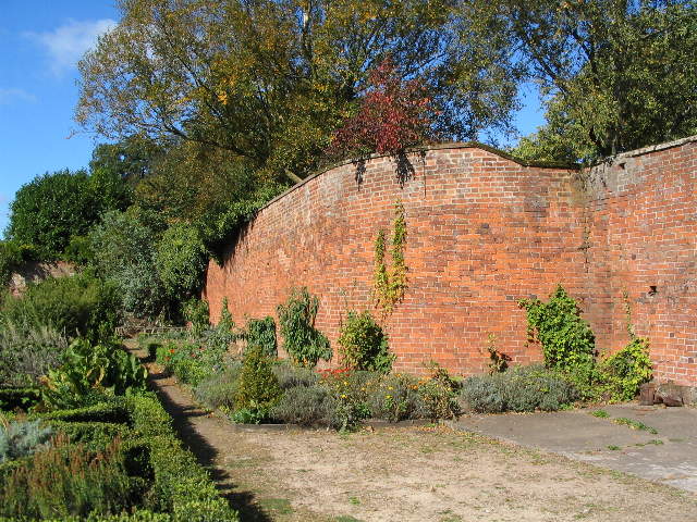 Curved wall, Allesley Park