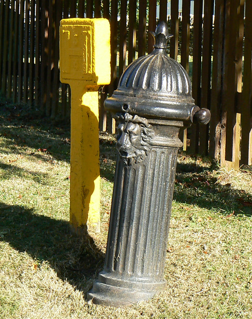 Pump and hydrant, Quaker Row, Coates
