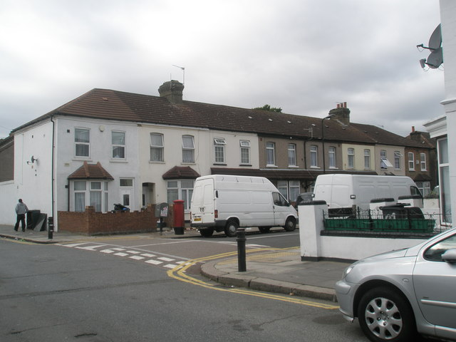 Approaching the junction of Sussex  Road  and Dudley Road