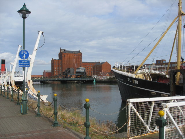 Grimsby - MFV Ross Tiger view towards... © Alan Heardman cc-by-sa/2.0 ...