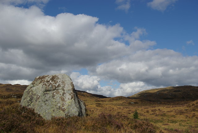Large boulder north of Ballochling Loch
