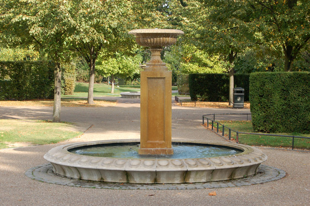 Fountain in Avenue Gardens, Regents Park (1)