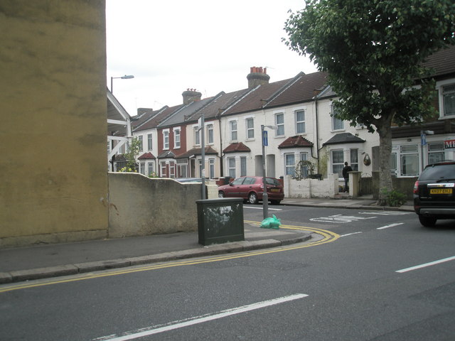 Approaching the junction of  Beaconsfield and West End  Roads