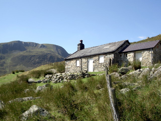 Cwm Eigiau Cottage, with Carnedd... © Patrick :: Geograph Britain and ...