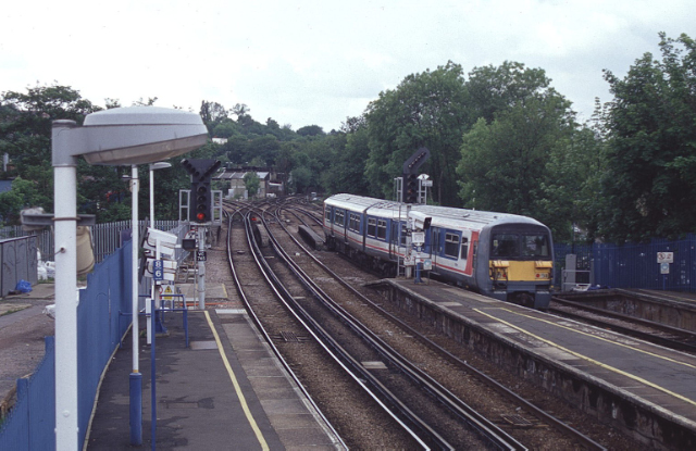 Tulse Hill Station © Stephen McKay cc-by-sa/2.0 :: Geograph Britain and ...