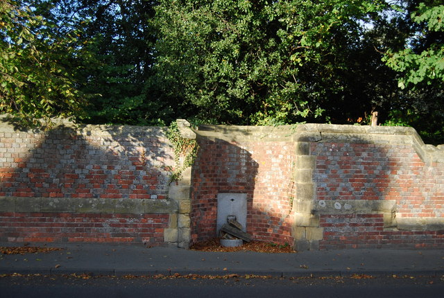 Disused water fountain, wall of Hall... © N Chadwick :: Geograph ...