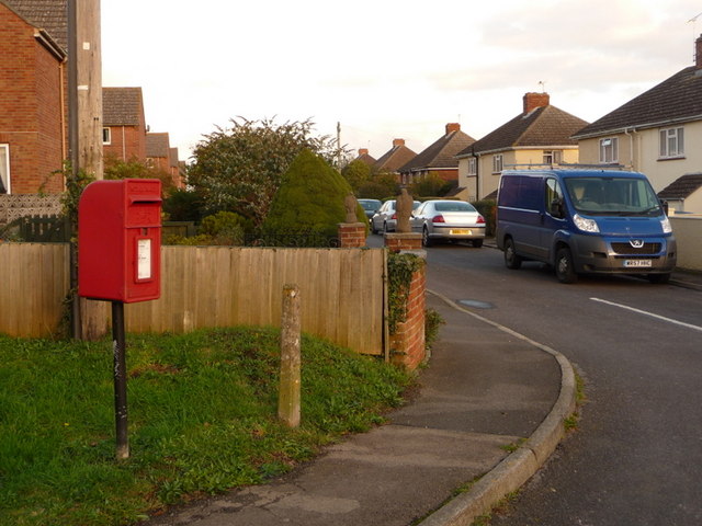Bishops Caundle: postbox № DT9 86, Hill View