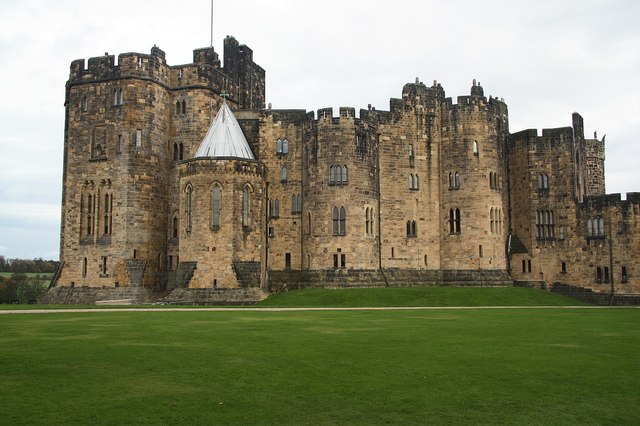 Alnwick Castle © Richard Croft cc-by-sa/2.0 :: Geograph Britain and Ireland