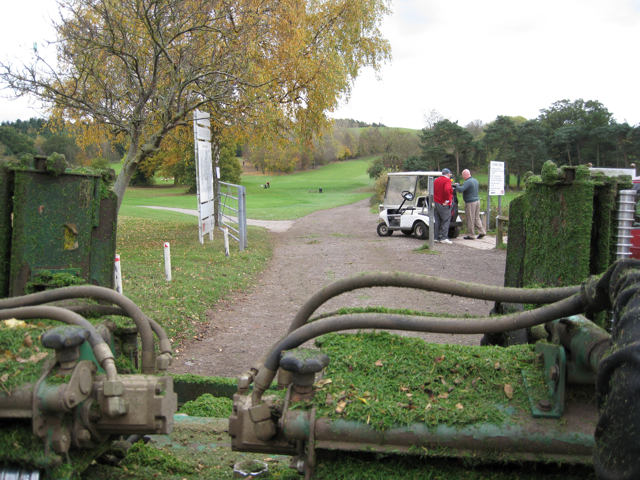 Gangs And A Buggy Newbold Comyn Golf © Robin Stott Cc By Sa 2 0