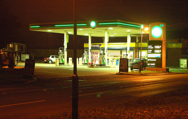 Dunchurch BP petrol station at night © Andy F cc-by-sa/2.0 :: Geograph ...
