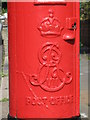 Edward VII postbox, Rosebery Crescent / Salisbury Gardens - royal cipher