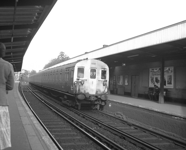 Electric Multiple-unit At West Croydon © Dr Neil Clifton Cc-by-sa 2.0 