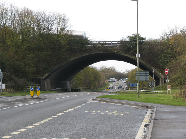 B4009 at Lewknor © Sarah Charlesworth cc-by-sa/2.0 :: Geograph Britain ...