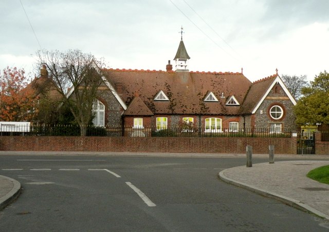 Cobham Primary School © Robert Edwards cc-by-sa/2.0 :: Geograph Britain ...