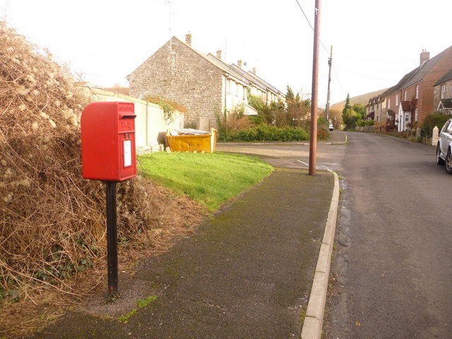 West Lulworth: postbox № BH20 19, School Lane