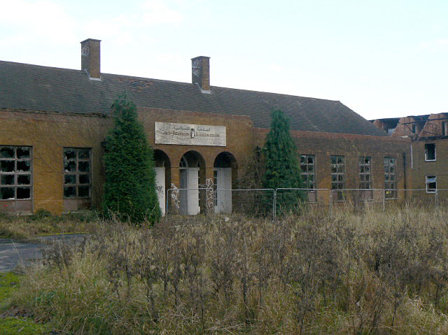 Derelict buildings at Flintham © Alan Murray-Rust :: Geograph Britain ...