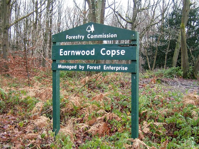 Forestry Commission Earnwood Copse sign © P L Chadwick cc-by-sa/2.0 ...