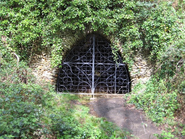 Mother Ludlam's Cave, Moor Park