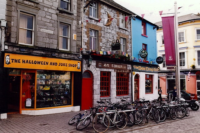 Galway - Mainguard Street - Shops and Dew Drop Inn