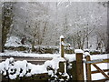 Gate and footpath sign, Horsleygate Road