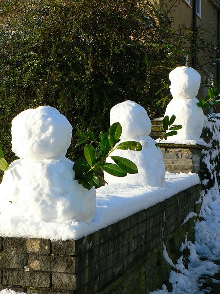 3 small snowmen on a wall, Outwood Lane, Christmas Day