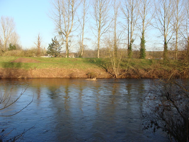 Usk river bank from the car park at... © Ruth Sharville :: Geograph ...
